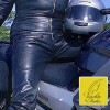Feuchte Feder - Pinkelgeschichten: Die Motorradtour – Sein Druck weckt ihre Libido